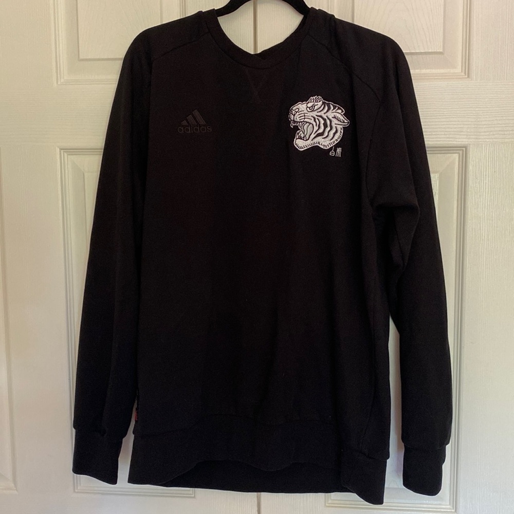 Adidas Juventus black crewneck sweatshirt XL with tiger logo